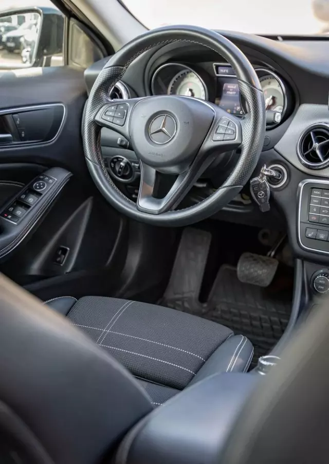 MERCEDES-BENZ GLA 250 4-Matic