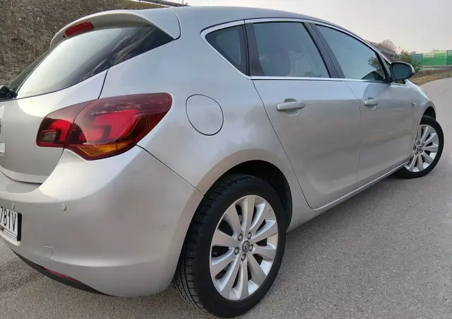 OPEL Astra 1.6 Automatik Cosmo