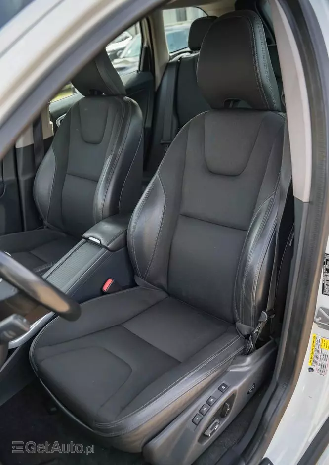 VOLVO XC 60 T5 Momentum