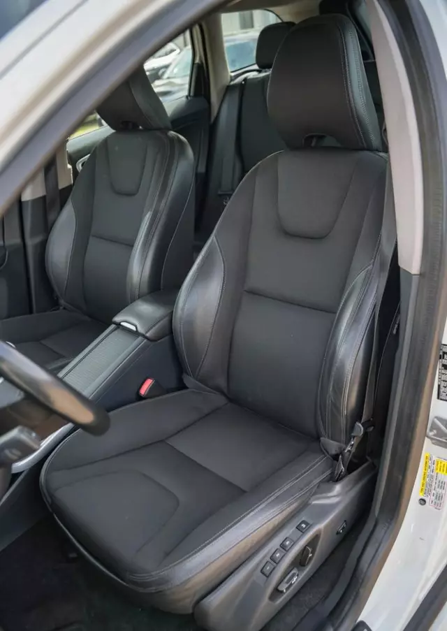 VOLVO XC 60 T5 Momentum