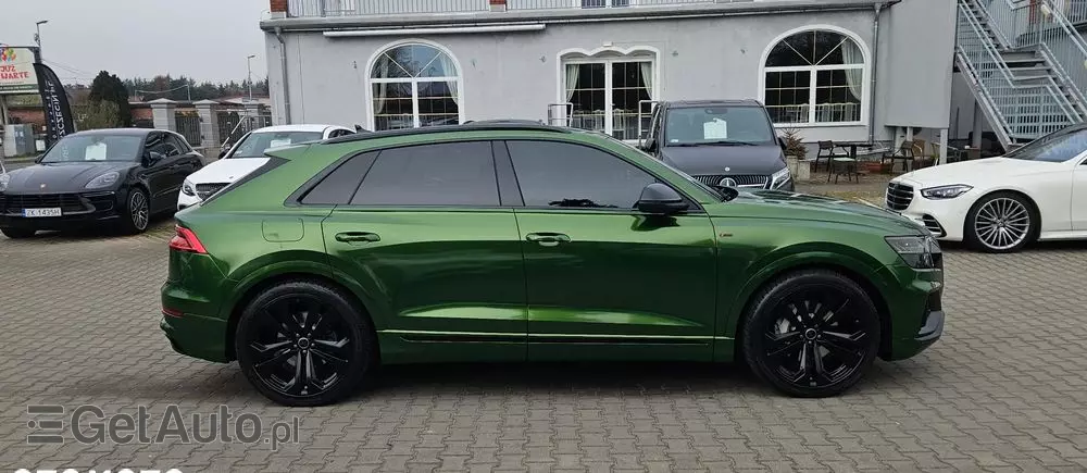 AUDI Q8 