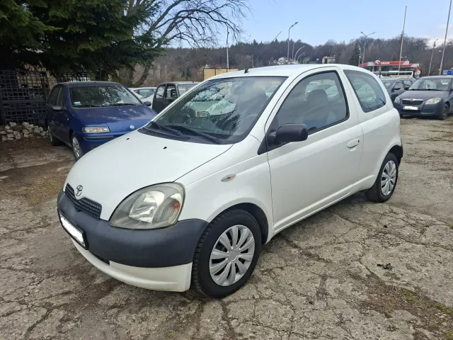 TOYOTA Yaris Base Plus