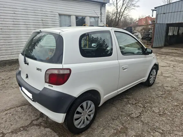 TOYOTA Yaris Base Plus
