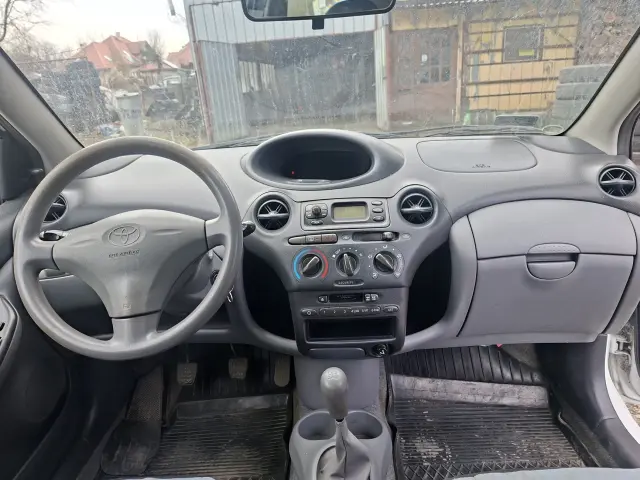 TOYOTA Yaris Base Plus