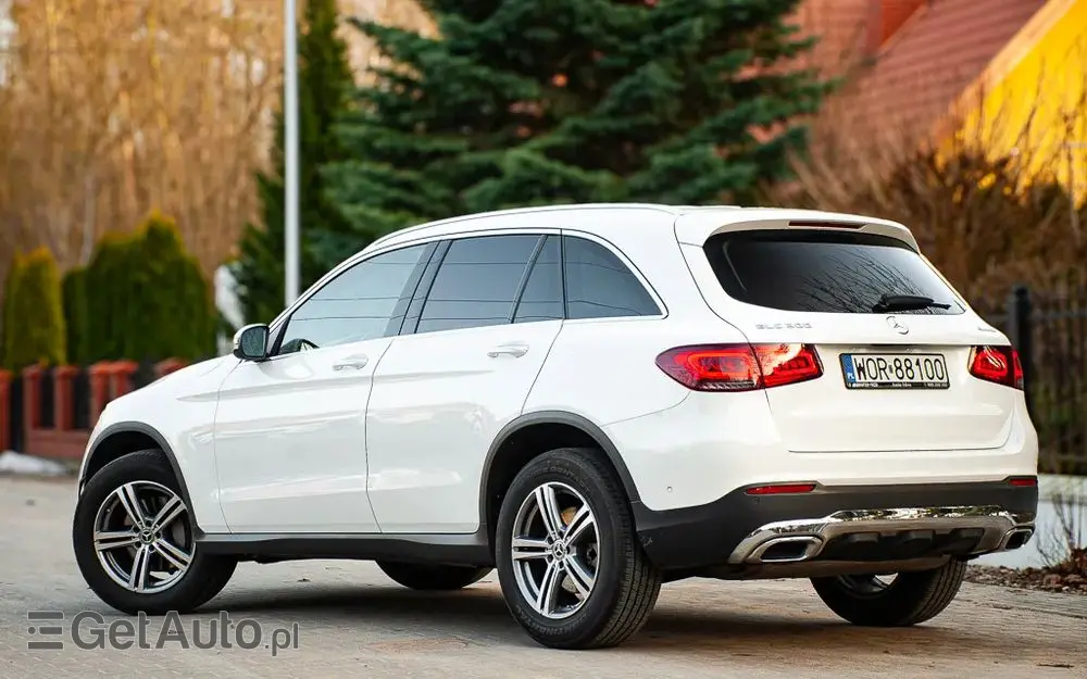 MERCEDES-BENZ GLC 300 4Matic 9G-TRONIC AMG Line