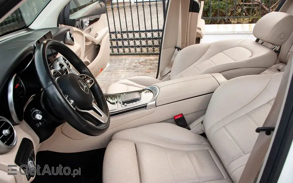 MERCEDES-BENZ GLC 300 4Matic 9G-TRONIC AMG Line