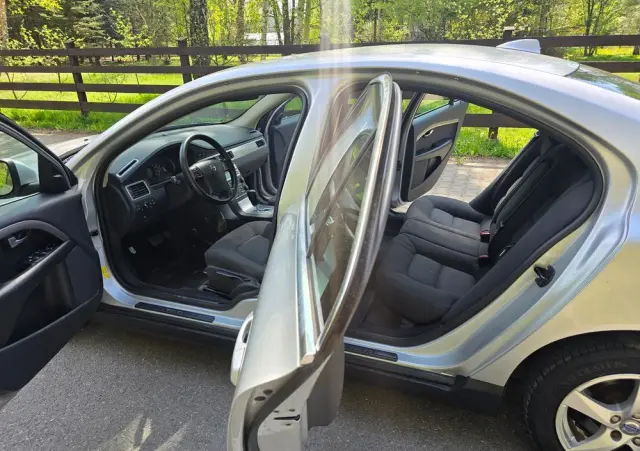 VOLVO S80 2.5T Momentum