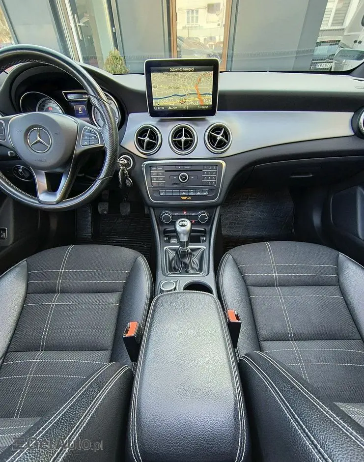 MERCEDES-BENZ CLA 180 Peak Edition