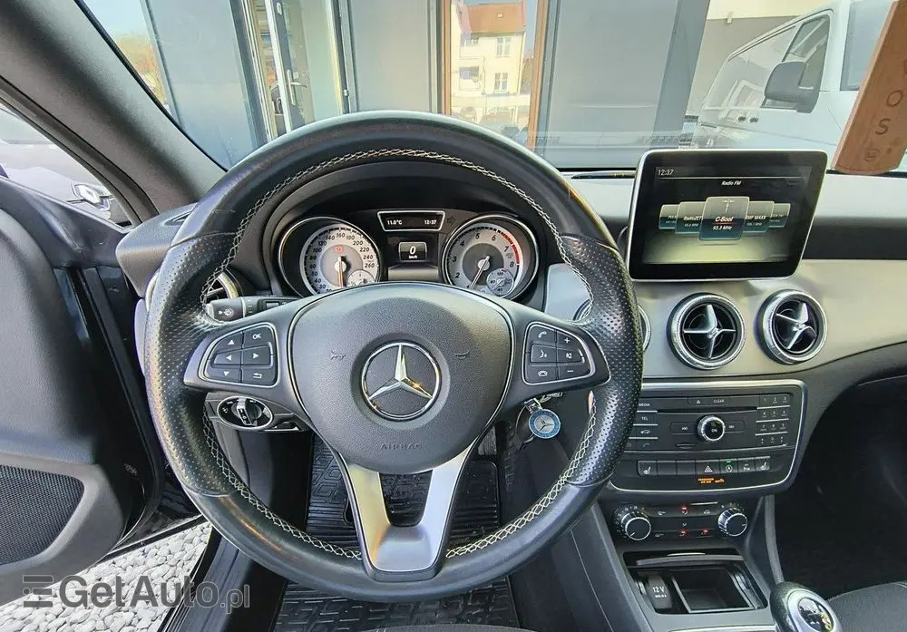 MERCEDES-BENZ CLA 180 Peak Edition