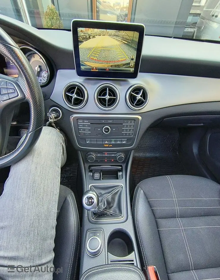 MERCEDES-BENZ CLA 180 Peak Edition