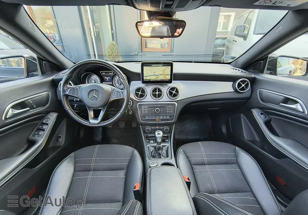 MERCEDES-BENZ CLA 180 Peak Edition