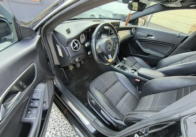 MERCEDES-BENZ CLA 180 Peak Edition