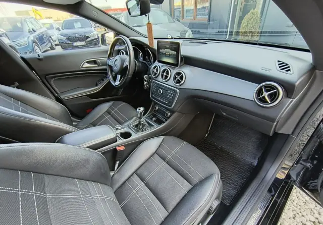 MERCEDES-BENZ CLA 180 Peak Edition