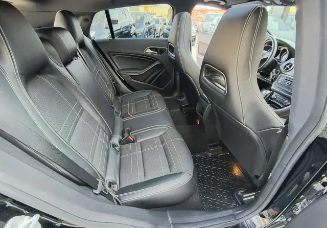 MERCEDES-BENZ CLA 180 Peak Edition