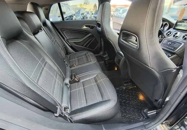 MERCEDES-BENZ CLA 180 Peak Edition