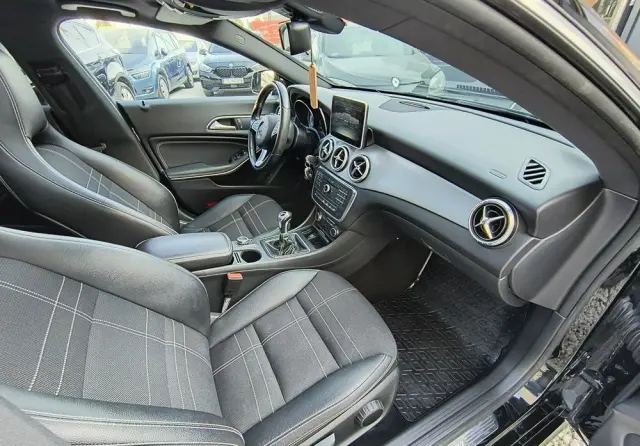 MERCEDES-BENZ CLA 180 Peak Edition