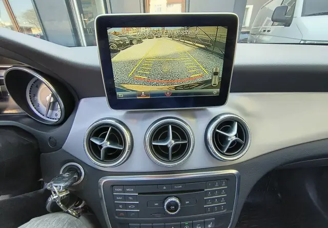 MERCEDES-BENZ CLA 180 Peak Edition