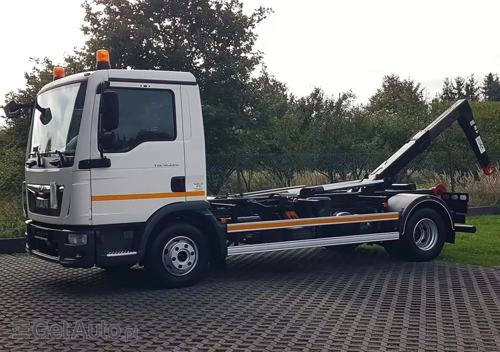 MAN TGL 12.220 HAKOWIEC 4x2 KLIMA 