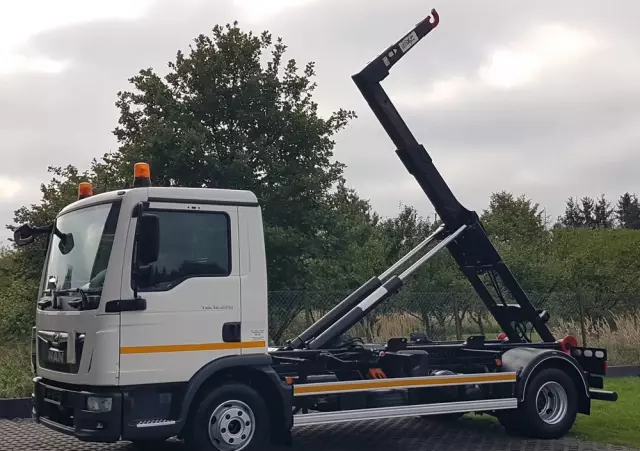 MAN TGL 12.220 HAKOWIEC 4x2 KLIMA 