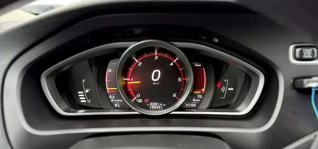 VOLVO V40 Cross Country D3 Drive-E Momentum