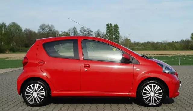 TOYOTA Aygo 1.0i 12V (67 KM)