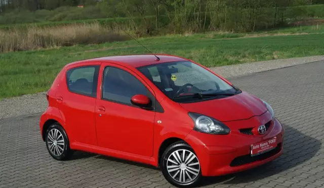 TOYOTA Aygo 1.0i 12V (67 KM)