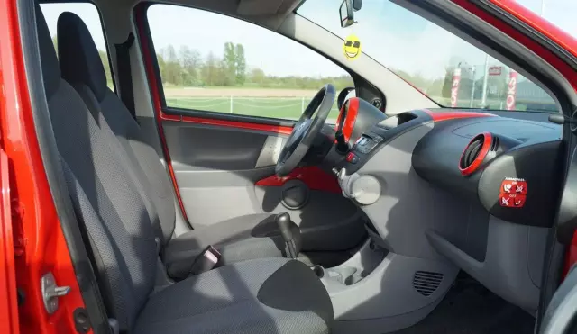 TOYOTA Aygo 1.0i 12V (67 KM)