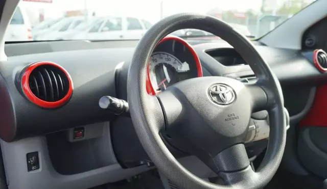 TOYOTA Aygo 1.0i 12V (67 KM)