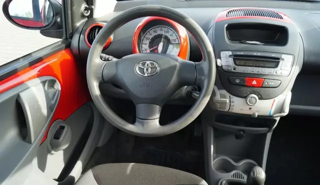 TOYOTA Aygo 1.0i 12V (67 KM)