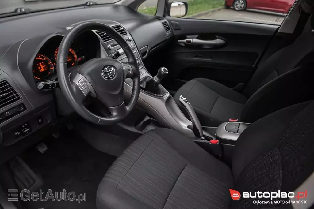 TOYOTA Auris 
