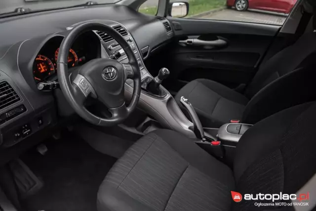 TOYOTA Auris 