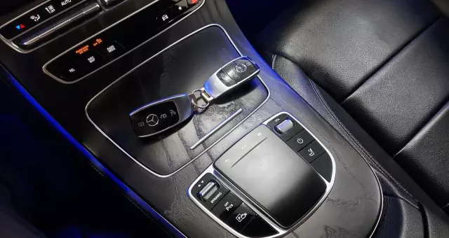 MERCEDES-BENZ Klasa E 220 d 9G-TRONIC Exclusive