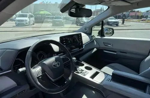 TOYOTA Sienna 