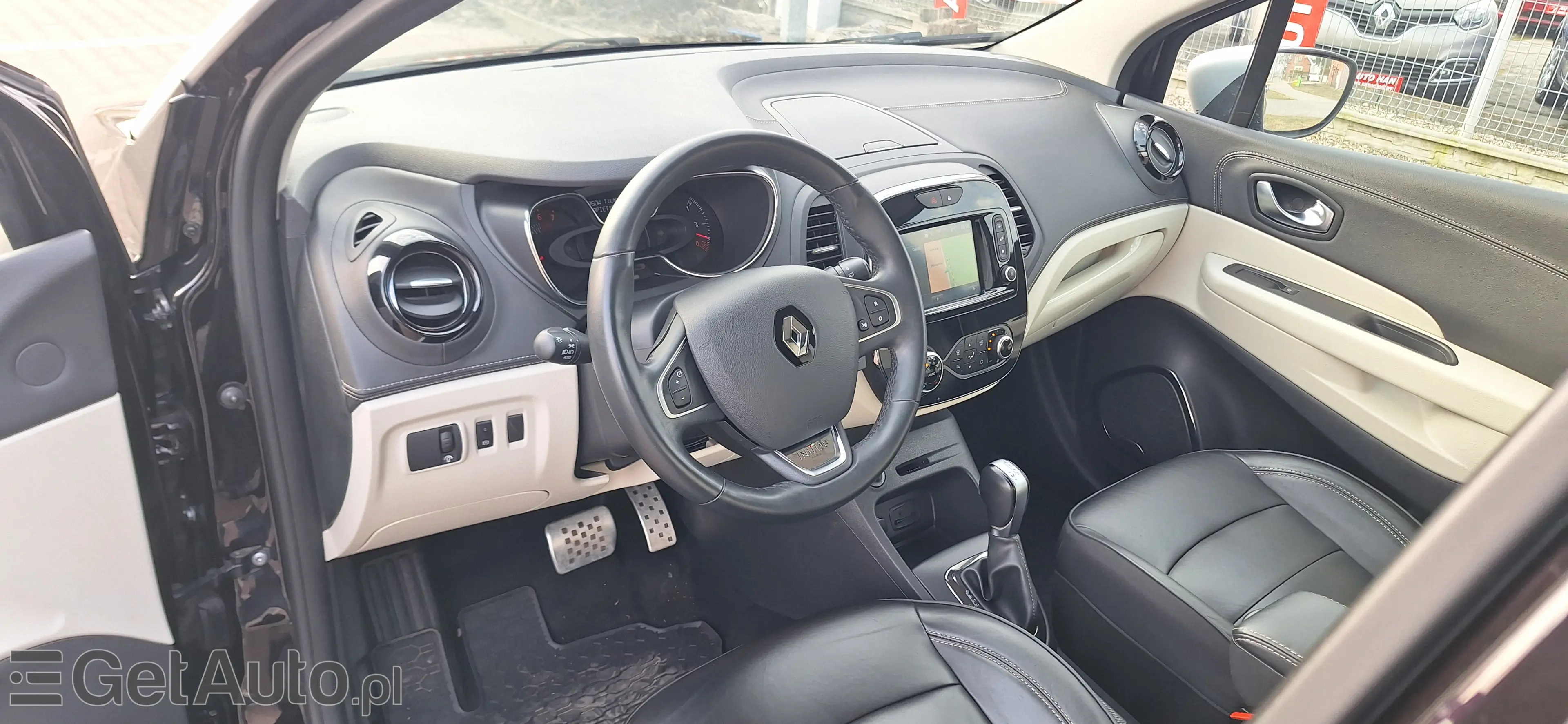 RENAULT Captur Initiale Paris