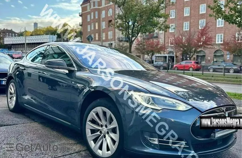TESLA Model S 