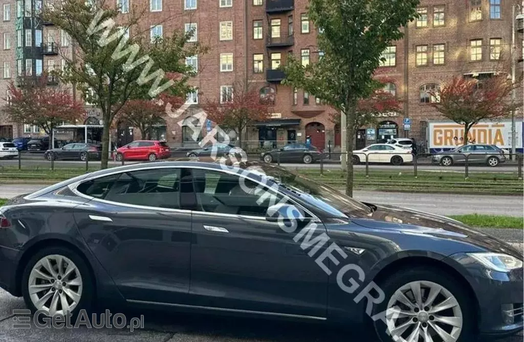 TESLA Model S 