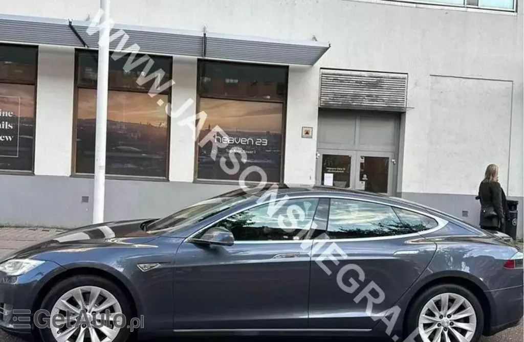 TESLA Model S 