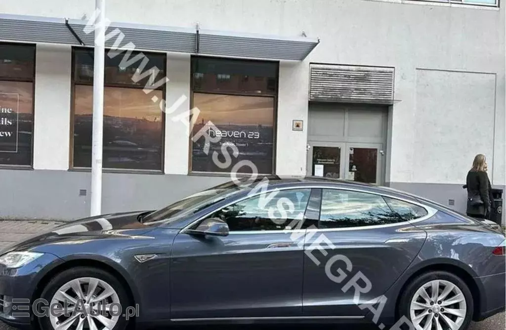 TESLA Model S 