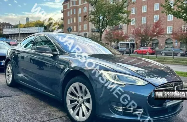 TESLA Model S 