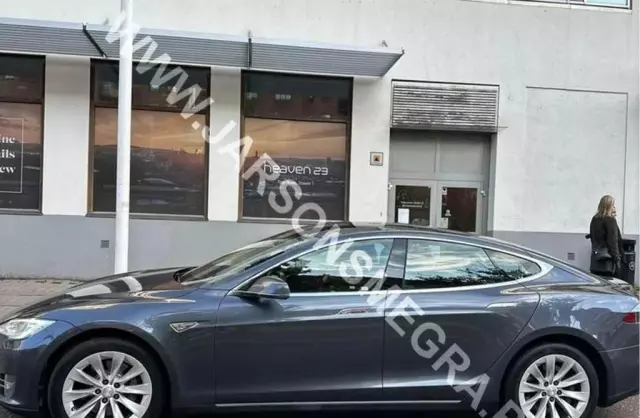 TESLA Model S 