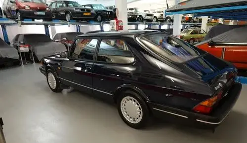 SAAB 900i 