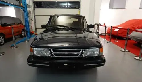SAAB 900i 