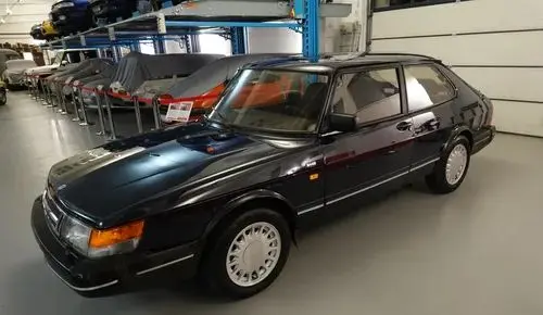 SAAB 900i 
