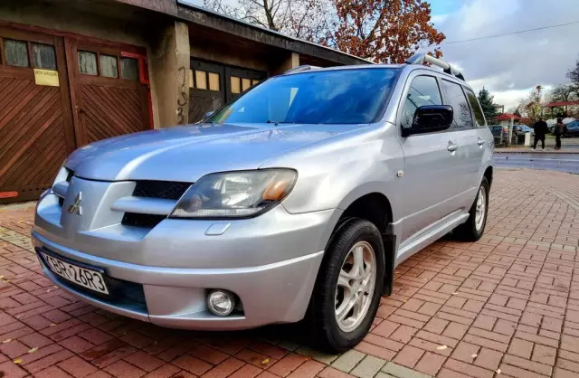 MITSUBISHI Outlander 