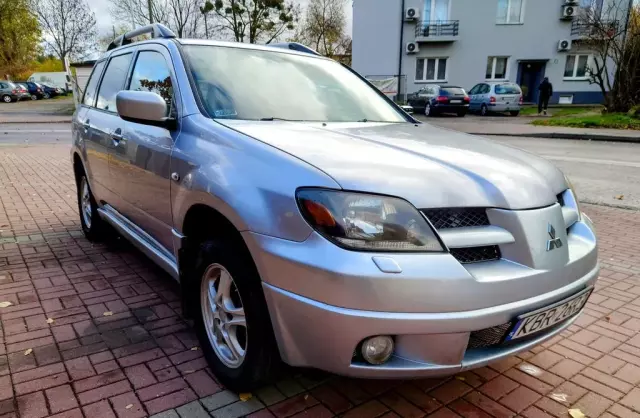 MITSUBISHI Outlander 