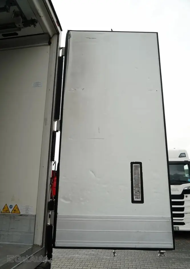 SCHMITZ CARGOBULL CHŁODNIA / THERMO KING SLX 300 / HAKÓWKA / HAKOWA / OŚ PODNOSZONA / KOSZ NA PALETY 