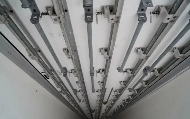 SCHMITZ CARGOBULL CHŁODNIA / THERMO KING SLX 300 / HAKÓWKA / HAKOWA / OŚ PODNOSZONA / KOSZ NA PALETY 