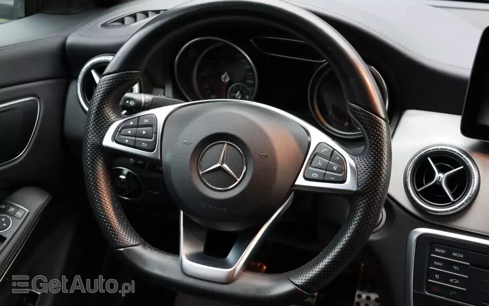 MERCEDES-BENZ CLA 180 d AMG Line