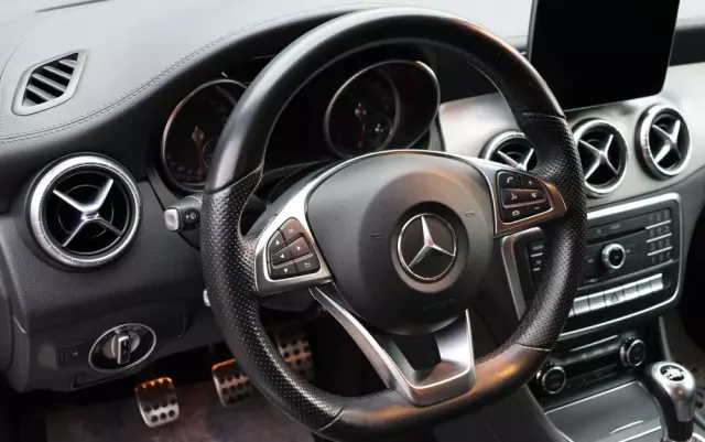 MERCEDES-BENZ CLA 180 d AMG Line