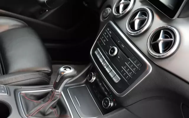 MERCEDES-BENZ CLA 180 d AMG Line